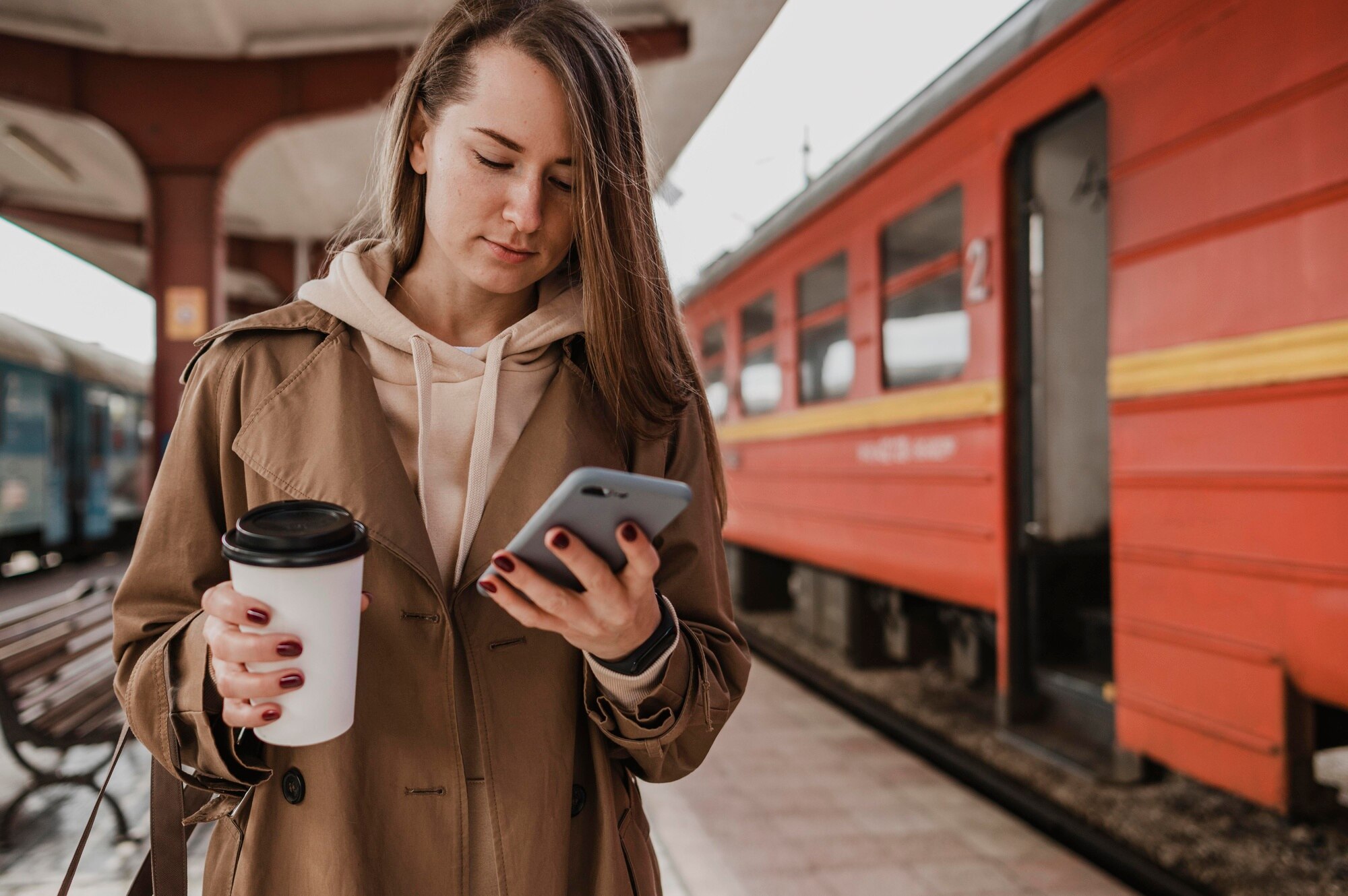 Cestujúci používa mobilnú aplikáciu vo verejnej doprave